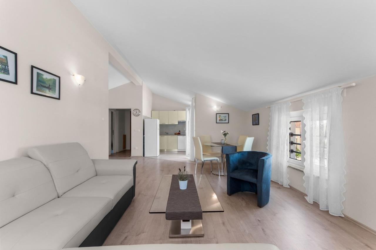 Villa Hope - Apartments With Shared Pool Porec Exterior photo