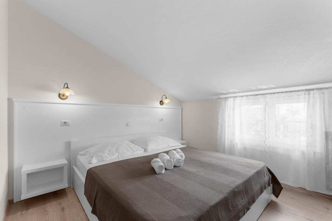 Villa Hope - Apartments With Shared Pool Porec Exterior photo